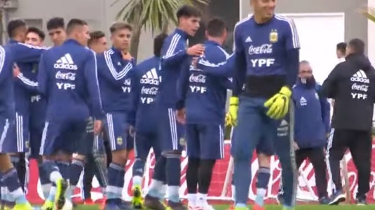 VIDEO | L-au luat pe Dumnezeu de un picior! Jucătorii naţionalei Argentinei sub 17 ani s-au trezit cu Messi la antrenament. Cum au reacţionat