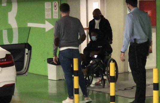 FOTO | Ansu Fati, externat din spital după operaţia la menisc! Prima imagine cu fotbalistul, la plecare