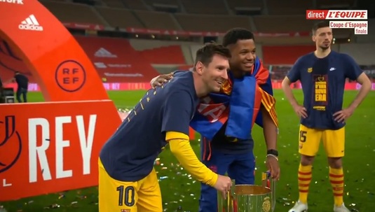 VIDEO | S-au pus la coadă. Imagini savuroase: jucătorii Barcelonei au aşteptat la rând pentru o poză cu Messi şi Cupa Regelui