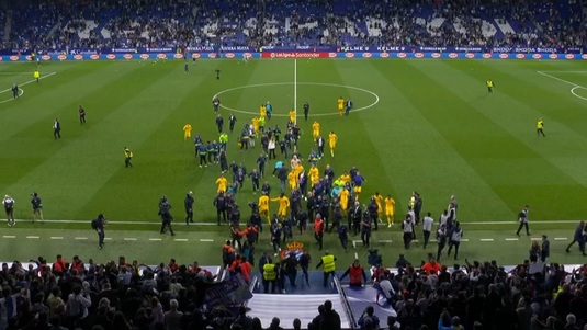 VIDEO | Imagini halucinante la Barcelona! Fanii lui Espanyol au intrat pe teren şi au vrut să îi atace pe jucătorii Barcei. Ce s-a întâmplat