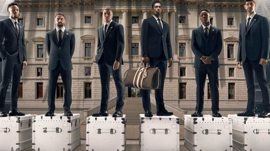 Real Madrid a intrat într-o nouă eră a eleganţei. "Galacticii" sunt îmbrăcaţi de brandul francez de lux Louis Vuitton