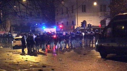 VIDEO | Incidente grave la sărbătoarea de 119 ani a lui Lazio. Opt poliţişti au fost răniţi