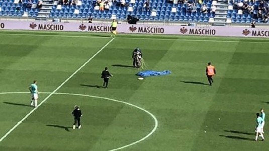 Paraşutistul care a aterizat pe teren la meciul Sassuolo – Inter a primit interdicţie