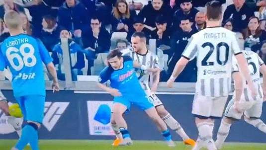 VIDEO | Ce făcea VAR-ul? Kvaratskhelia a fost lovit cu pumnul de un adversar în derby-ul dintre Juventus şi Napoli. Arbitrajul video nu a intervenit