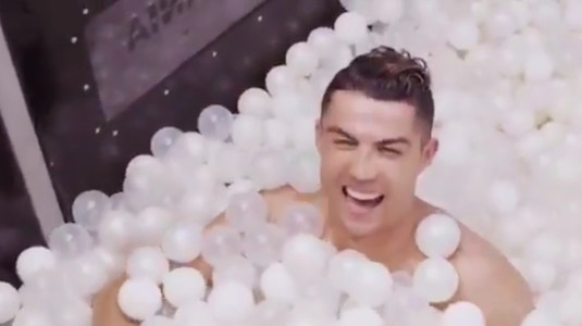 VIDEO | Cadou de Crăciun pentru sexul frumos. Cristiano Ronaldo, în lenjerie intimă