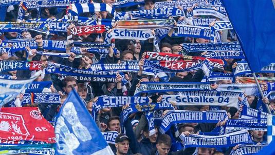 Schalke 04, amendată cu 50.000 de euro pentru scandările rasiste ale suporterilor