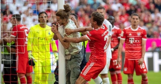 Incident în Bundesliga. Doi activişti de mediu au intrat pe teren la meciul echipei Bayern şi au vrut să se lege de poartă | VIDEO