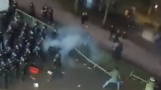 VIDEO | Zeci de poliţişti răniţi, după incidente cu fanii celor de la Eintracht. Ciocnirile violente cu forţele de ordine, înainte de meciul cu Stuttgart