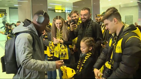 VIDEO EXCLUSIV | Gestul fabulos al lui Youssoufa Moukoko după ce a sosit pe aeroportul din Bucureşti: ”Mă bucur”. Cum au fost întâmpinaţi jucătorii Borussiei