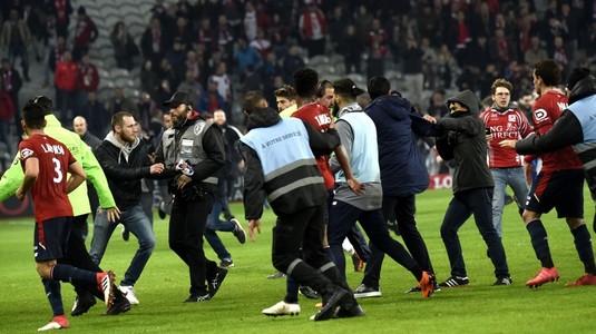 VIDEO | Imagini teribile din Franţa! Fanii lui Lille au intrat pe teren şi s-au bătut cu jucătorii: ”Nu înţeleg de ce au făcut aşa ceva”