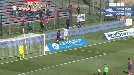Momente inedite pe un stadion din Franţa. Suporterii şi-au dat pantalonii jos pentru a-i distrage atenţia unui jucător care executa un penalty | FOTO