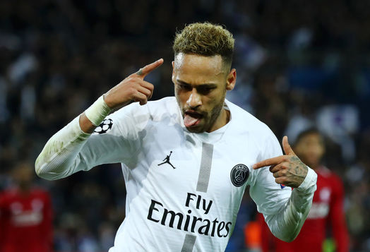 FOTO & VIDEO | Neymar a făcut show după victoria lui PSG cu Liverpool. A dansat la bustul gol cu Dani Alves şi a ameninţat că îi ia locul lui Buffon :) 