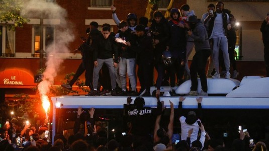 Haos la Paris. Trei persoane au fost lovite de o maşină, alte 43 de persoane, reţinute după calificarea echipei PSG în finala Ligii Campionilor