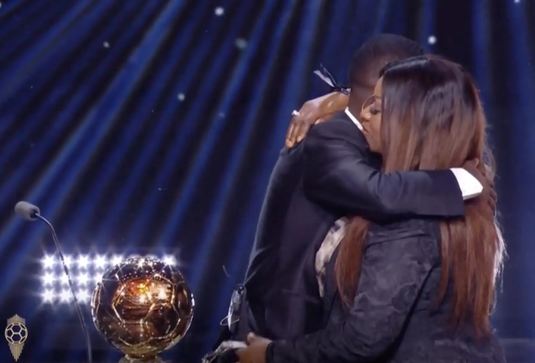 Ousmane Dembele a explicat de ce nu s-a putut abţine când a început să plângă pe scenă: "Mama mea curăţa toalete"