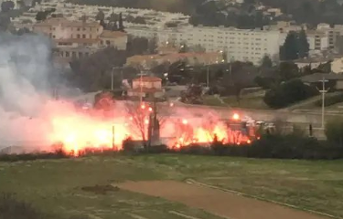 FOTO & VIDEO | Scandal la Marseille! Fanii lui OM au incendiat baza de pregătire a echipei şi au încercat să intre peste jucători