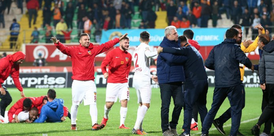 VIDEO | Şumudică urcă pe podium în Turcia după o nouă victorie. E peste Fener şi Beşiktaş!