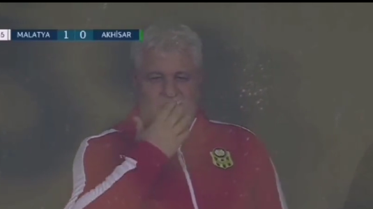 Şumudică nu s-a putut abţine! Chiar dacă a fost suspendat, antrenorul român a fumat la tribuna oficială