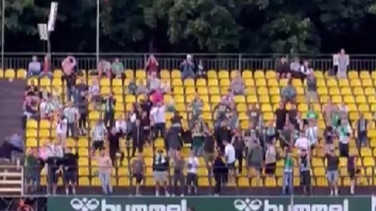 VIDEO | Protest inedit. Fanii echipei lui Liviu Antal au aruncat valize pe teren pentru a cere plecarea antrenorului lor