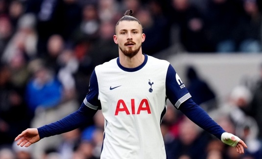 Radu Drăguşin, pe teren în Manchester United - Tottenham. Cât s-a terminat meciul, după ce Romero a fost eliminat în prima repriză