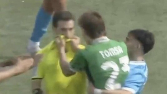 Suspendare uriaşă pentru fotbalistul român din Italia care l-a apucat de tricou pe arbitru! Când va mai putea juca într-un meci: “Agresiv, cu insulte şi ameninţări”
