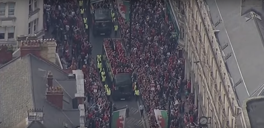 Galezii au fost primiţi ca nişte eroi la întoarcerea acasă. 200.000 de oameni au invadat străzile din Cardiff VIDEO