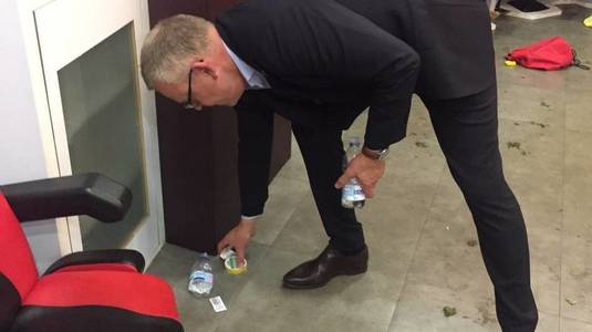 Imaginea săptămânii! Selecţionerul Suediei a strâns gunoiul după jucătorii săi, în vestiarul de pe San Siro