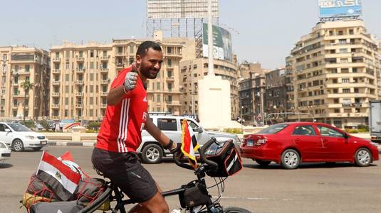 Un fan egiptean, pe bicicletă până la Moscova ca să-şi susţină echipa la Cupa Mondială. Va trece şi prin România
