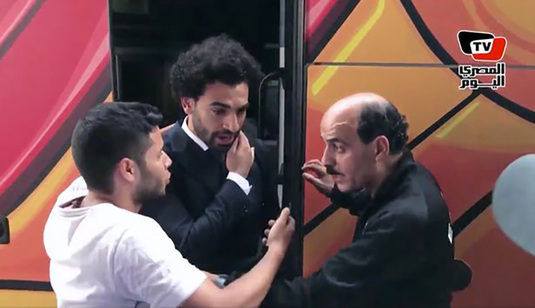 Nimeni nu se atinge de el! VIDEO | Ce se întâmplă în momentul în care un fan îl apucă pe Salah de umărul accidentat