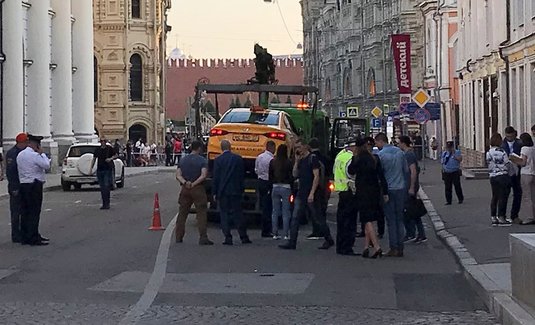 Incident cu mai mulţi răniţi la Moscova! Un taxi a intrat în fanii veniţi în Rusia pentru CM 2018 VIDEO