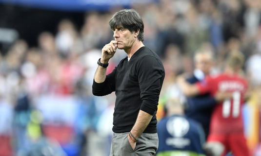 FOTO | Nu se poate abţine! Joachim Low a comis-o din nou. Cum a fost surprins selecţionerul Germaniei la meciul cu Mexic