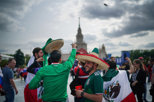 FOTO | Modul inedit în care câţiva fani mexicani şi-au luat cu ei în Rusia prietenul pe care nu l-a lăsat soţia să meargă la Cupa Mondială
