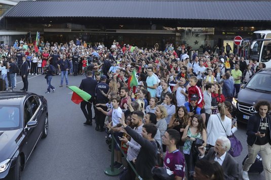 VIDEO | Portughezii au avut parte de o primire extrem de călduroasă la revenirea în ţară. Mii de fani i-au aşteptat la aeroport în aplauze