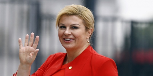 FOTO | Preşedintele Croaţiei a surprins din nou. Cum s-a îmbrăcat la summitul NATO şi ce cadou i-a făcut lui Donald Trump