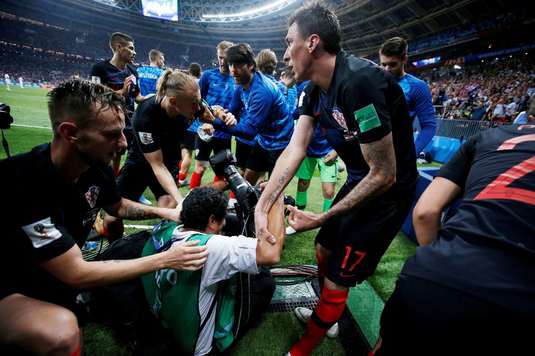 VIDEO + FOTO | Frumuseţea unui gol marcat la Campionatul Mondial! Ce-au făcut croaţii, după reuşita lui Mandzukici din prelungirile meciului cu Anglia