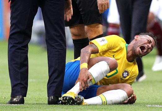 FOTO INEDIT | Un artist grafic brazilian a creat un alfabet bazat pe fotografiile cu căderile lui Neymar