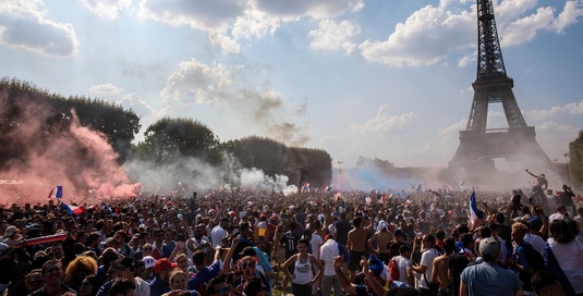 VIDEO&FOTO | Nebunie în Franţa după ce ”Les Bleus” au câştigat Cupa Mondială. Sute de mii de oameni au ieşit în stradă