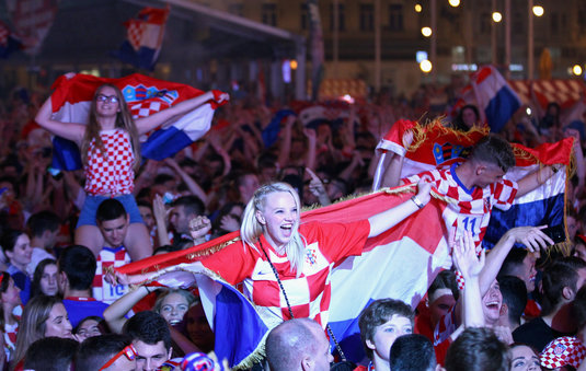 FOTO&VIDEO | A fost nebunie şi la Zagreb. Peste 100.000 de fani au aşteptat sosirea naţionalei Croaţiei