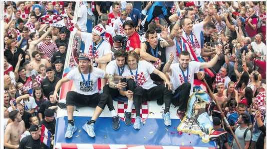 GALERIE FOTO |  Presa croată le mulţumeşte ''eroilor'' săi, după finala cu Franţa de la Mondial