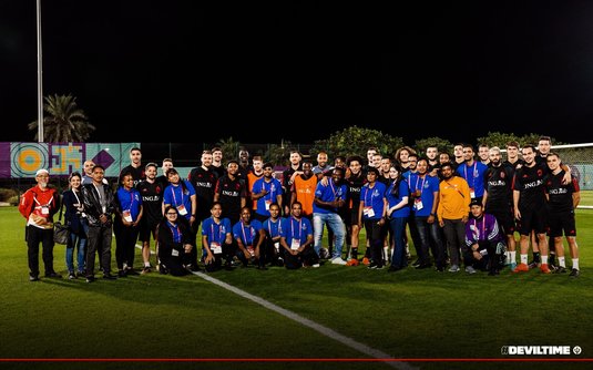 FOTO | Jucătorii naţionalei Belgiei s-au întâlnit cu angajaţi migranţi în Qatar, după un antrenament