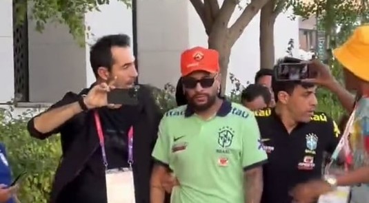 Au crezut că l-au văzut pe Neymar la plimbare în Qatar, iar fanii l-au asaltat să facă poze. Cine era de fapt | VIDEO