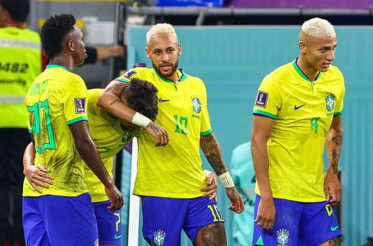 Cupa Mondială: Brazilia - Coreea de Sud 4-1. Sud-americanii au rezolvat meciul încă din prima repriză. Japonia - Croaţia 1-1 (2-4 după penalty-uri)! Cele două câştigătoare de luni se vor întâlni în sferturi