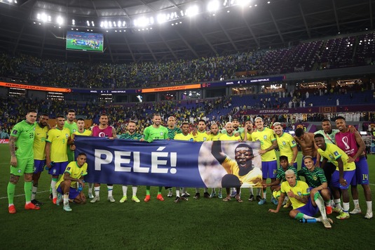 FOTO | Gest superb făcut de jucătorii Braziliei! Fotbaliştii l-au omagiat pe Pele la finalul meciului contra selecţionatei din Coreea de Sud
