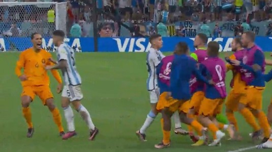 Banca Olandei a sărit asupra lui Paredes în meciul cu Argentina! Fotbalistul a făcut un gest care a inflamat spiritele şi a fost trântit gazon | VIDEO