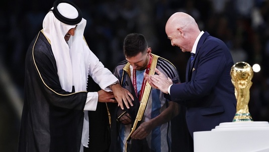 Ce este, de fapt, tunica pe care emirul Qatarului i-a dat-o lui Lionel Messi înainte să-i ofere trofeul Cupei Mondiale