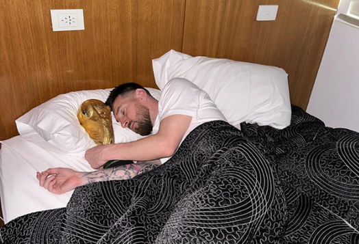 Messi a rupt internetul din nou! A dormit cu cupa mondială în pat. Câte aprecieri a făcut postarea într-o oră | FOTO