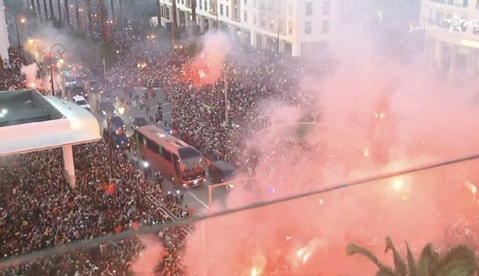 Marocanii au ieşit şi ei pe străzi după ce naţionala a scris istorie la Cupa Mondială! Fotbaliştii au fost decoraţi de rege | VIDEO