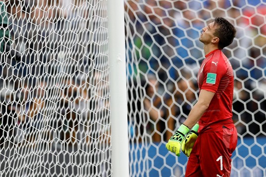 Coşmar pentru un veteran al naţionalei. A fost înlocuit la pauză după gafa care a dus la eliminarea ţării sale de la Cupa Mondială
