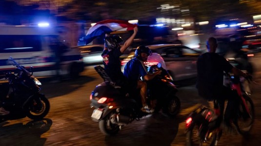 O adolescentă de 17 ani a decedat, după ce a căzut dintr-un camion în timp ce sărbătorea victoria francezilor împotriva Marocului la CM