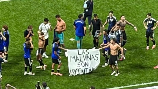 Scenariu exploziv înaintea finalei Cupei Mondiale! Englezii au găsit precedentele care i-ar putea suspenda pe argentinienii care au ţinut bannerul controversat