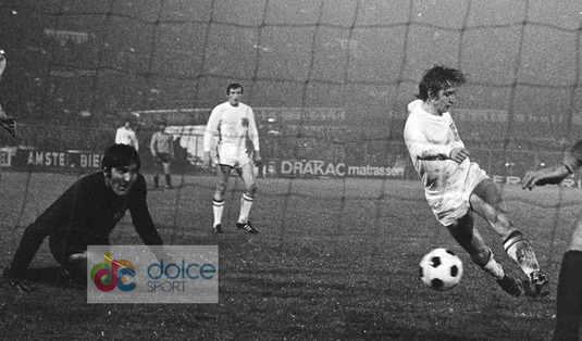 Imagini în premieră cu Johan Cruyff jucând şi marcând contra României în 1970. Şi o fotografie-document: primul duel Liţă Dumitru - Cruyff